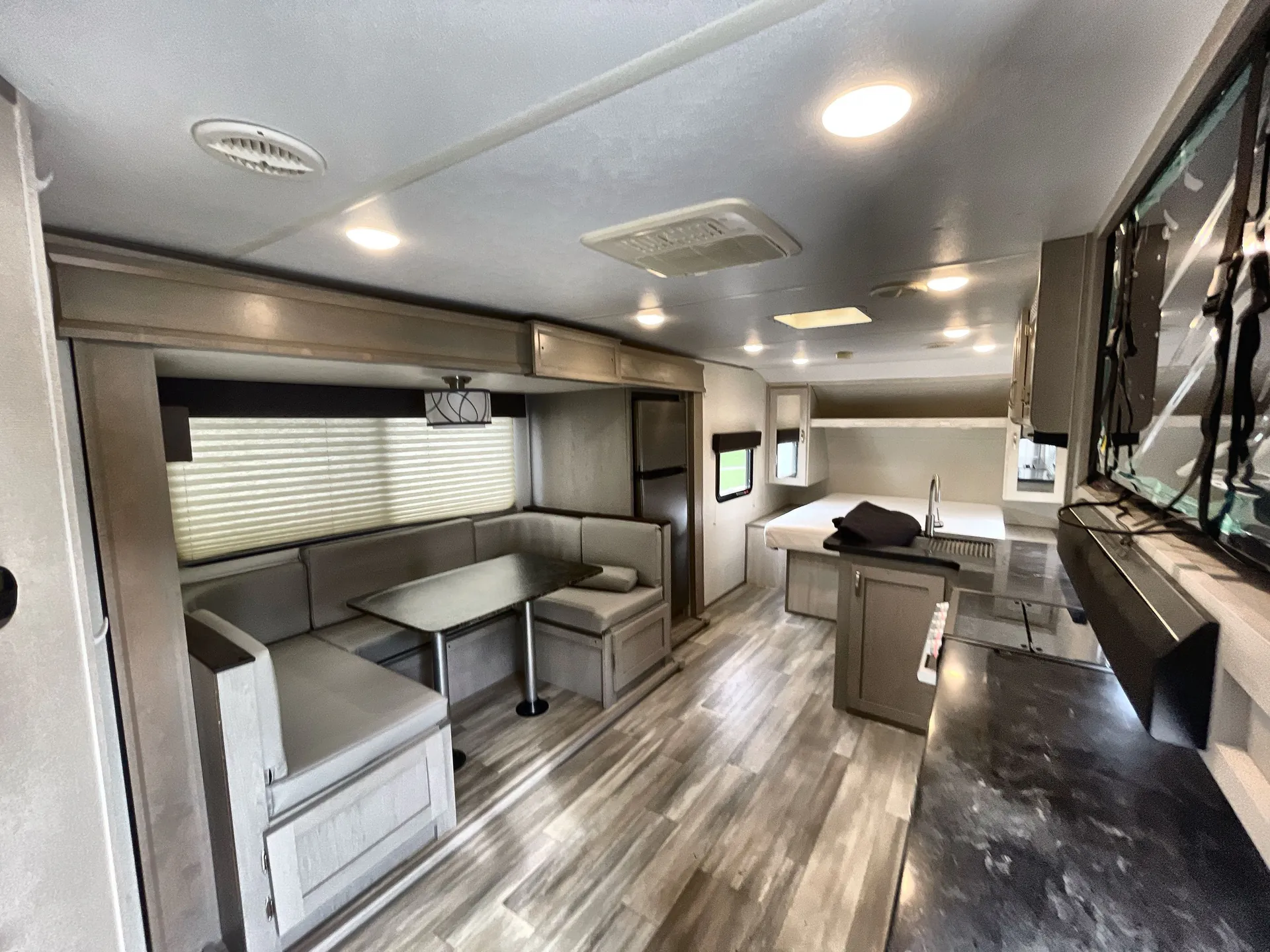 2022 Prime Time Tracer 22RBS — living area main