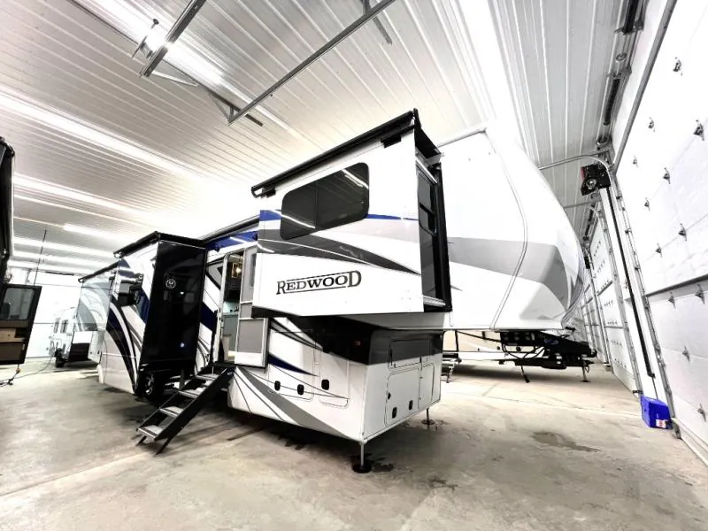 2024 CrossRoads Redwood RW4200FL - Photo 2