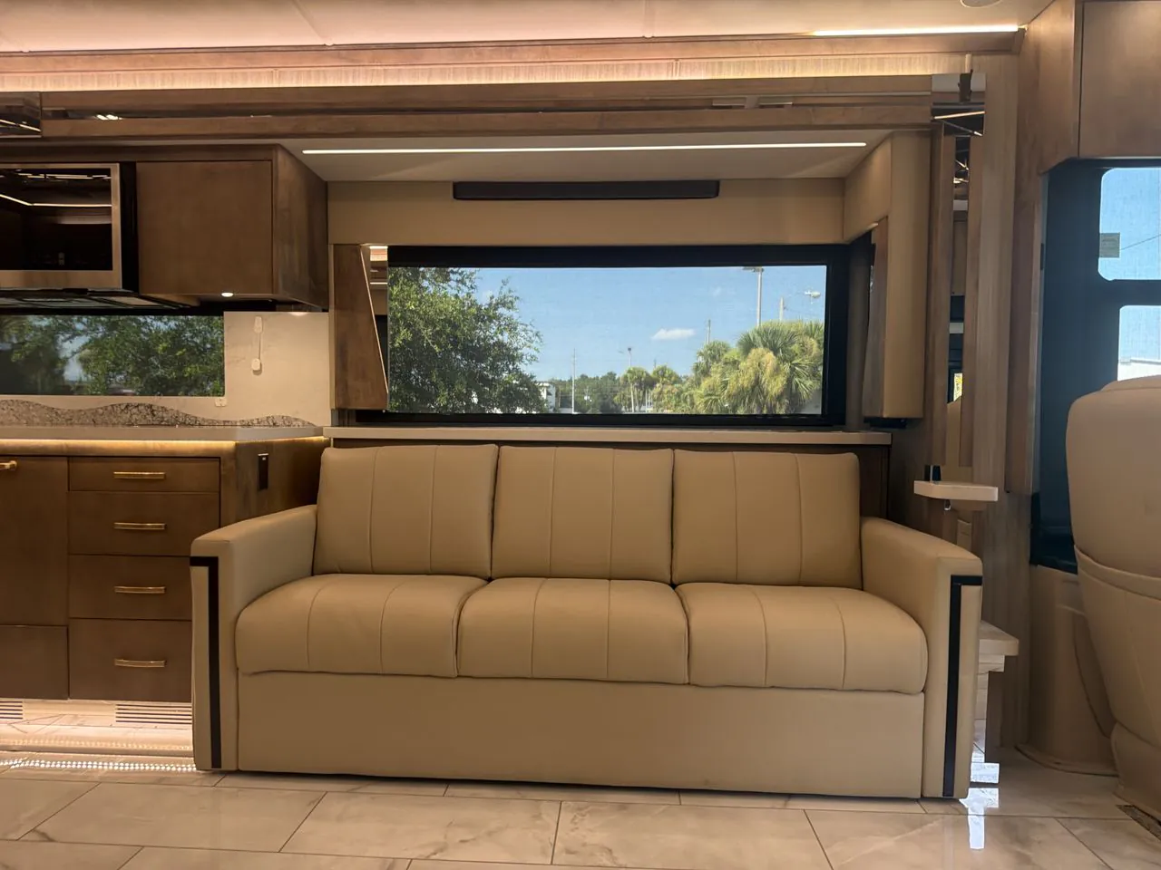 2025 Tiffin Zephyr 45 FZ - Photo 4
