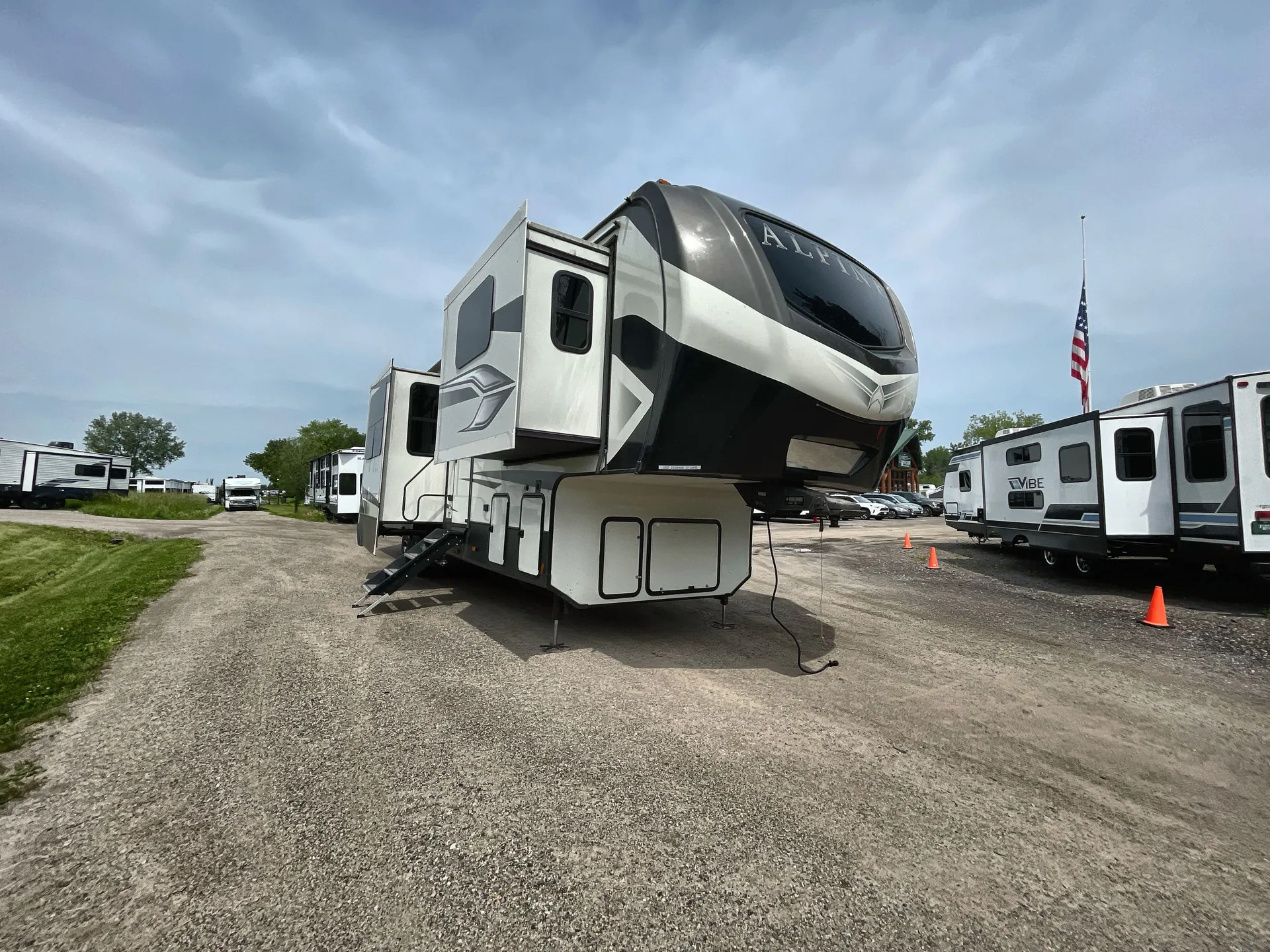 2022 Keystone Alpine 3712KB - Photo 2
