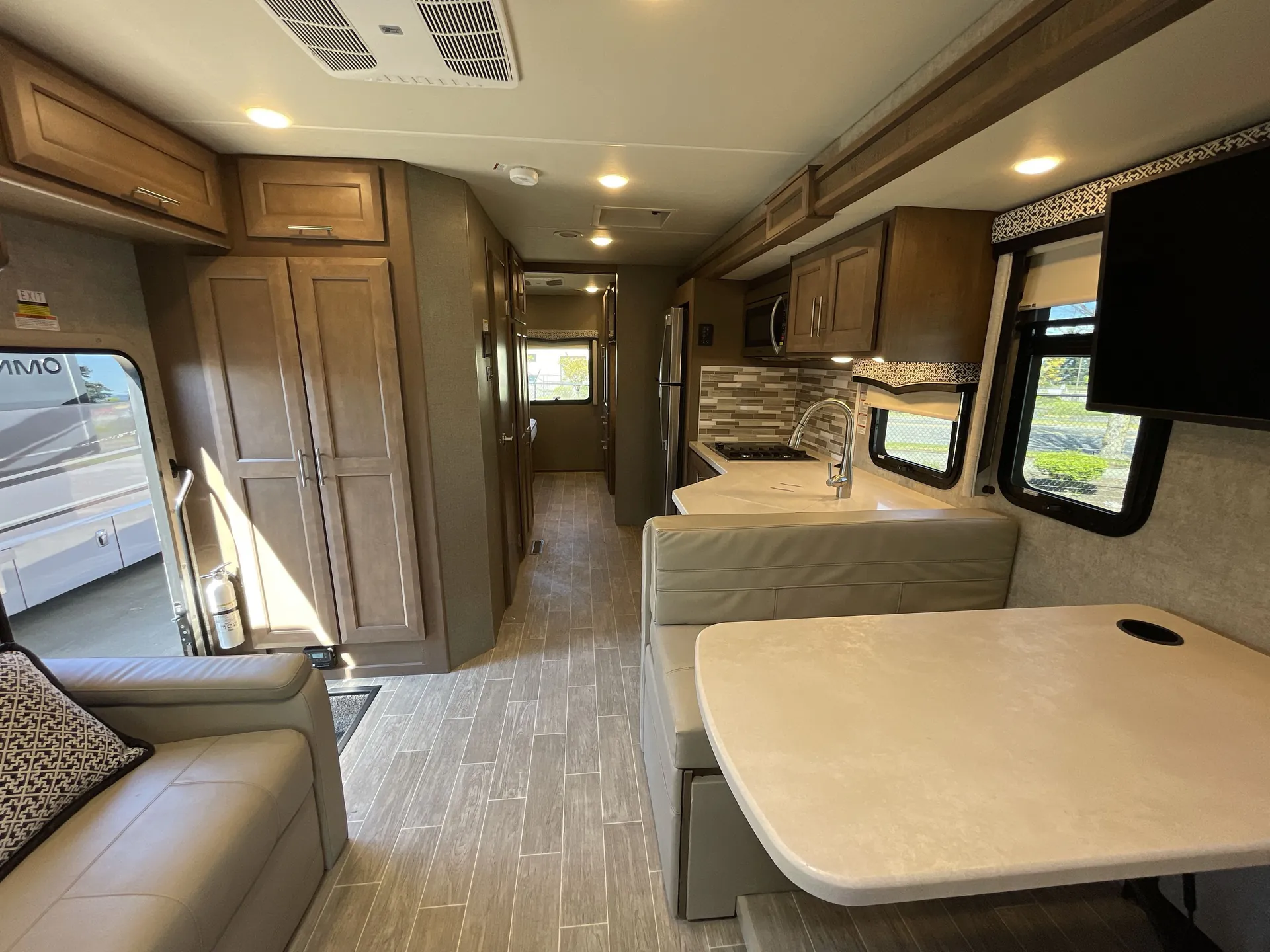 2022 Thor Motor Coach Omni XG32 — living area main