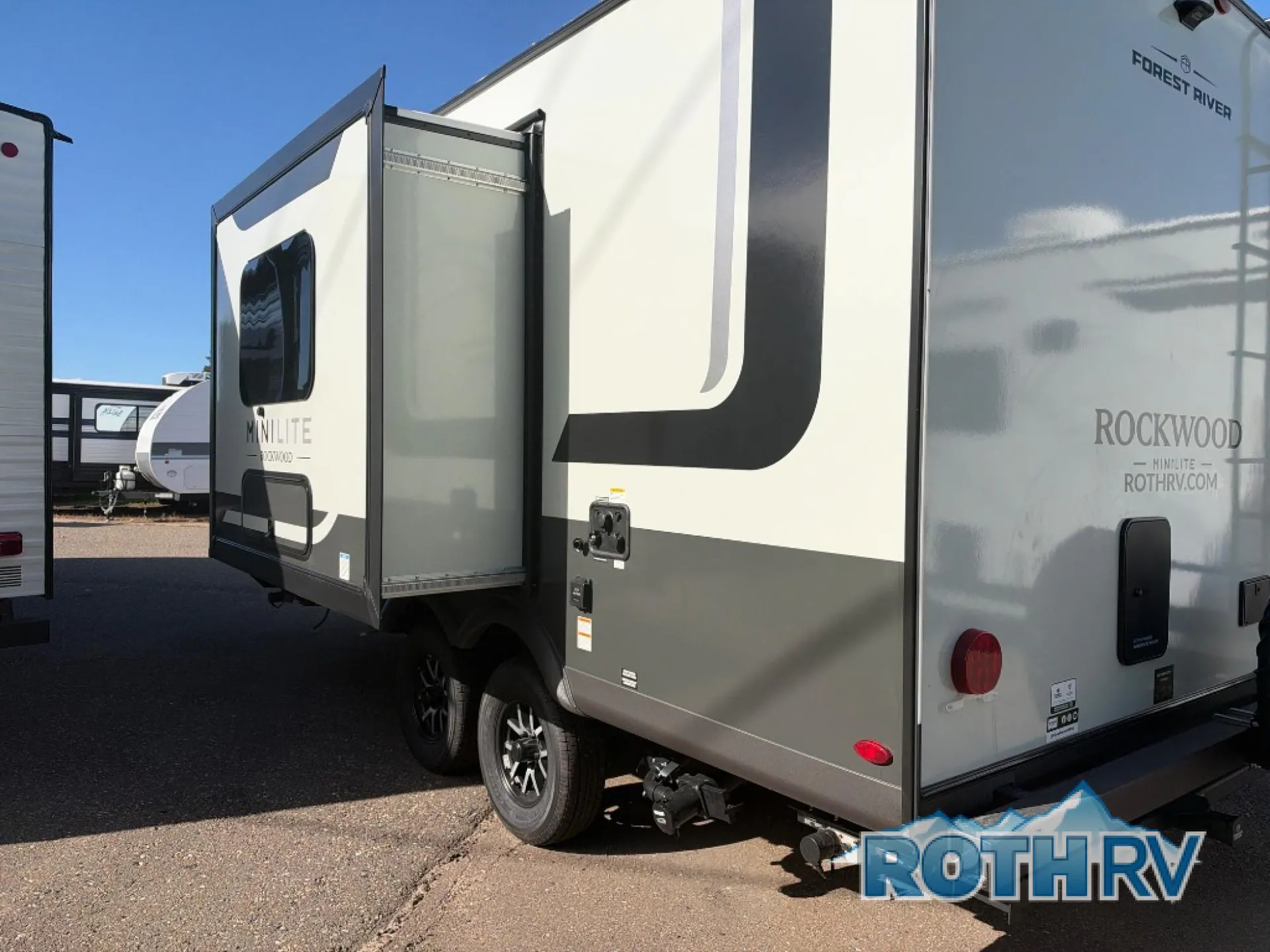 2027 Forest River Rockwood Mini Lite 2109S — Photo 5