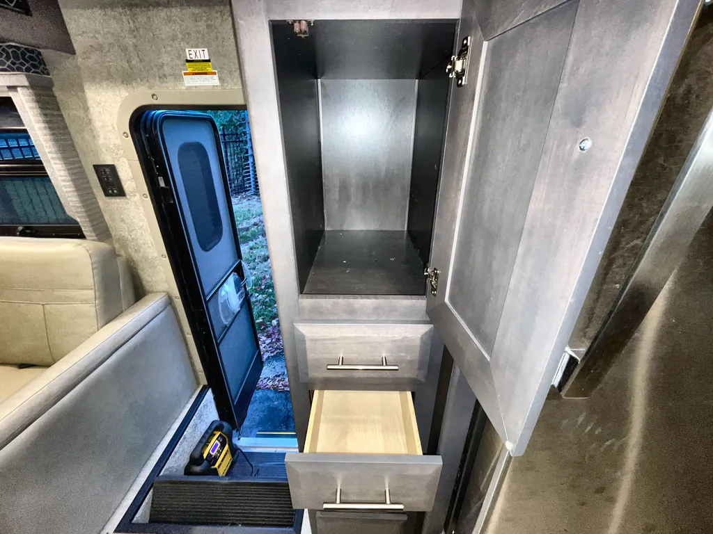 2022 Thor Motor Coach Magnitude RS36, Photos photo 11