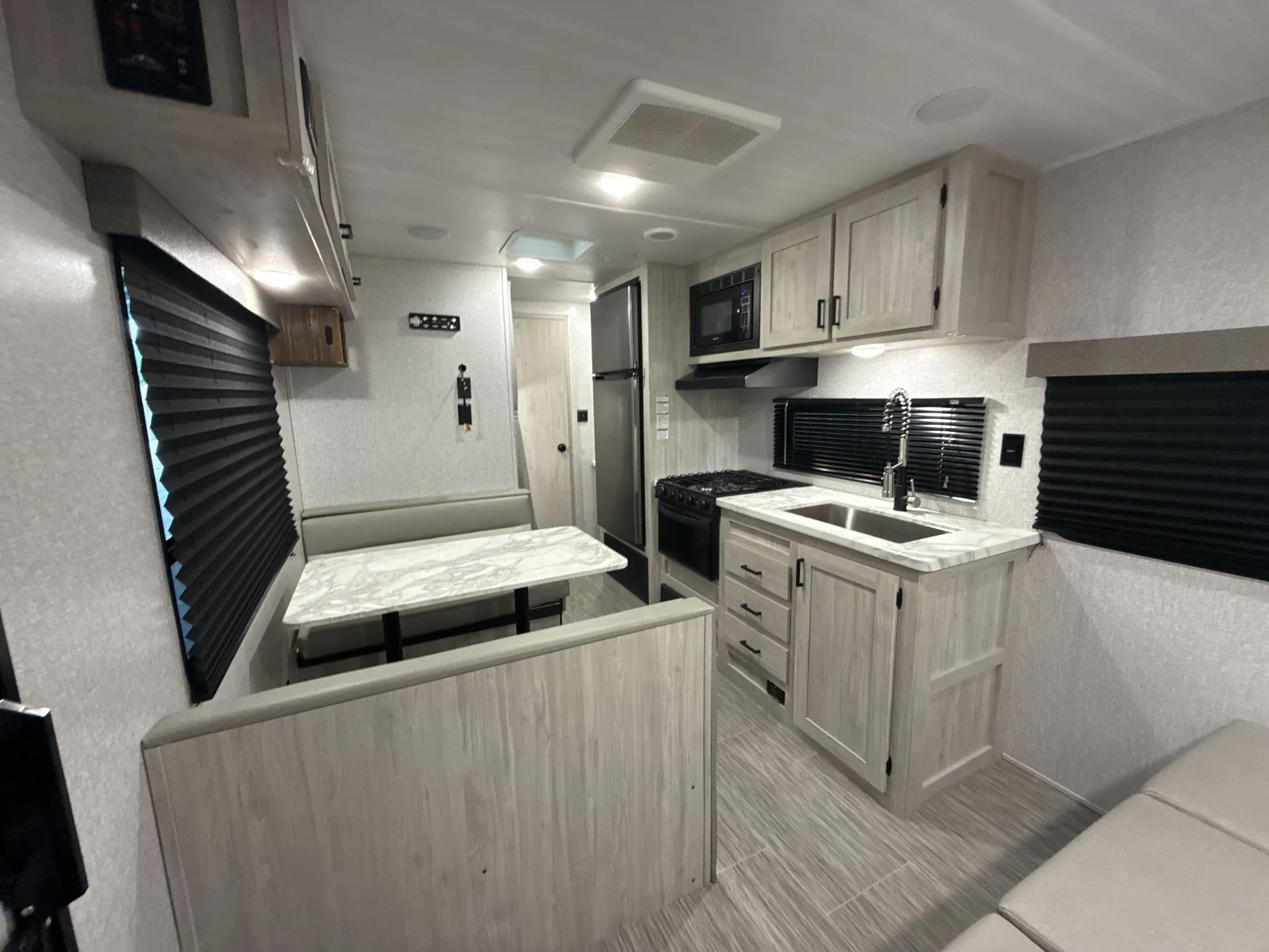 2022 East to West Silver Lake 27KNS — living area main