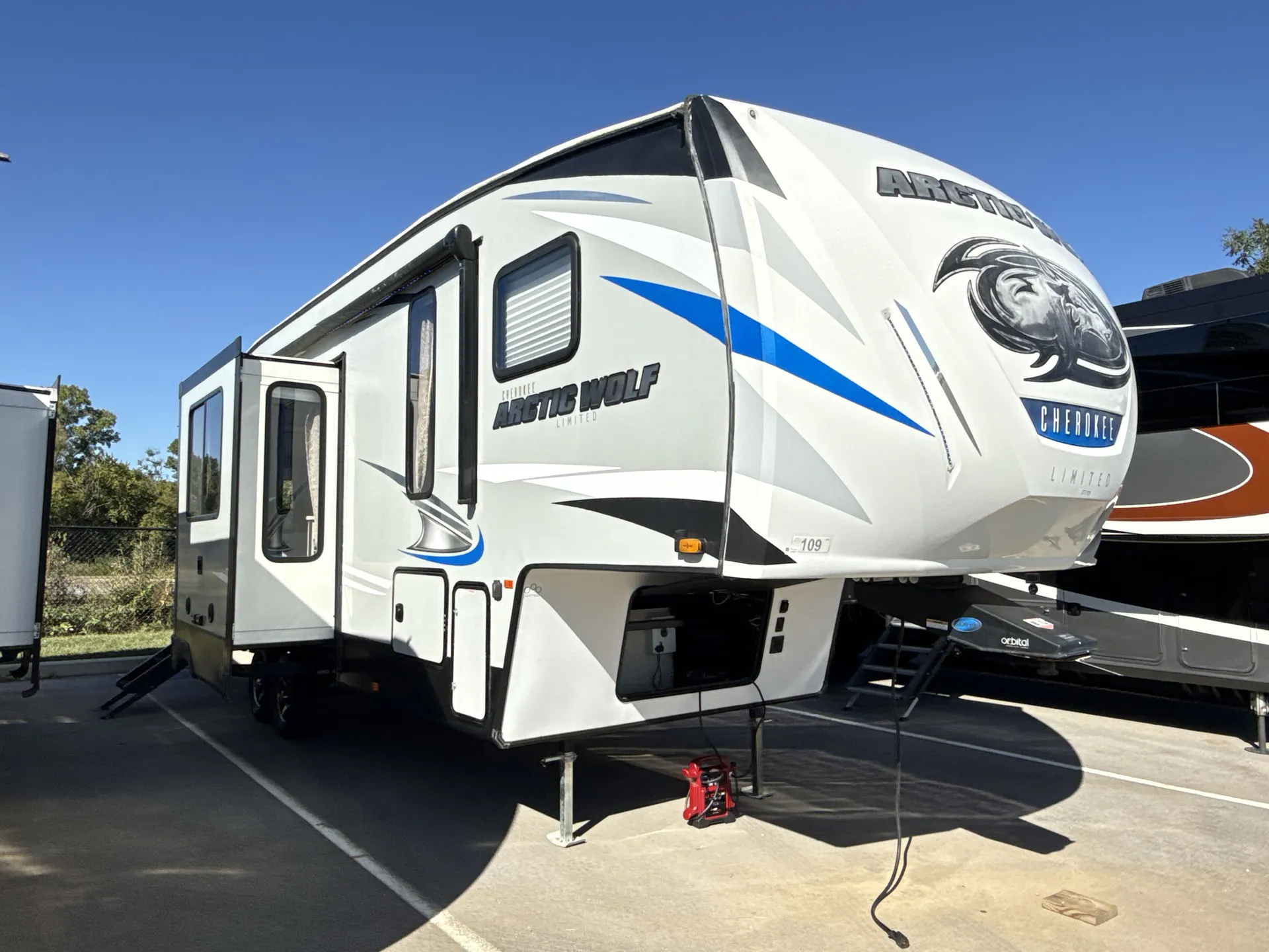 2019 Forest River Cherokee Arctic Wolf 305ML6 - Photo 2
