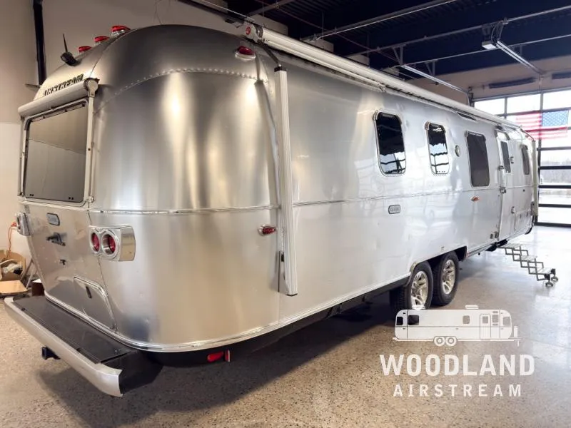2021 Airstream Classic 33FB - Photo 3