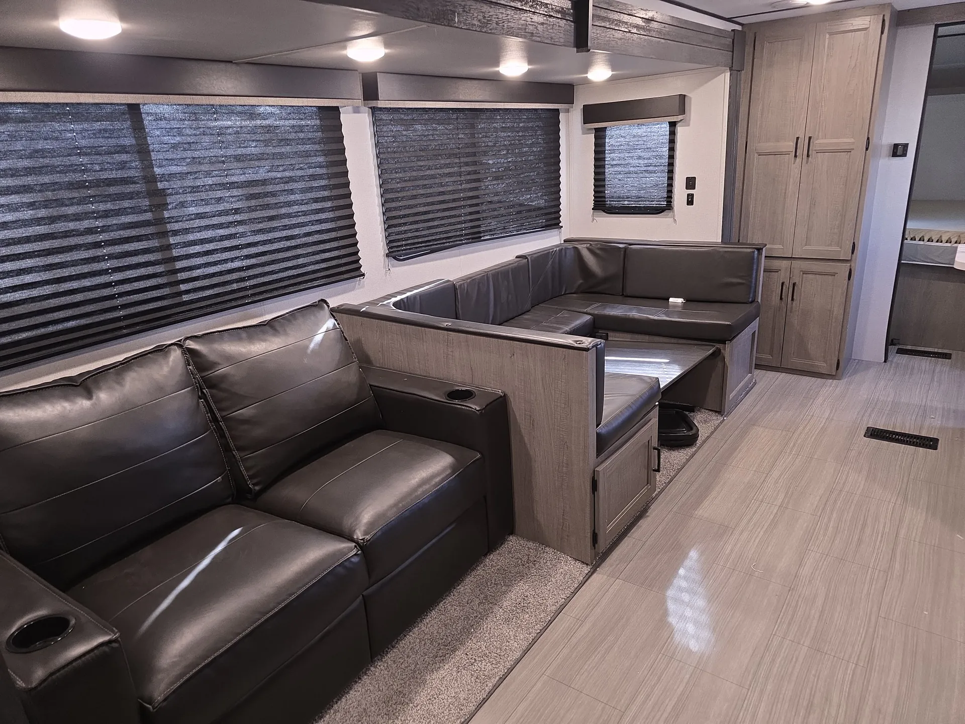 2021 Keystone Hideout 28BHSWE — living area main