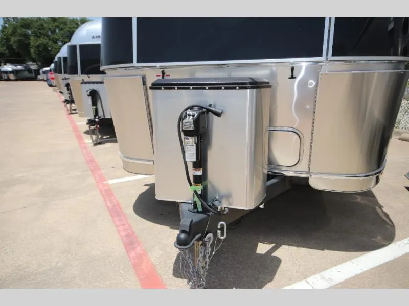 2024 Airstream International 27FB - Photo 4