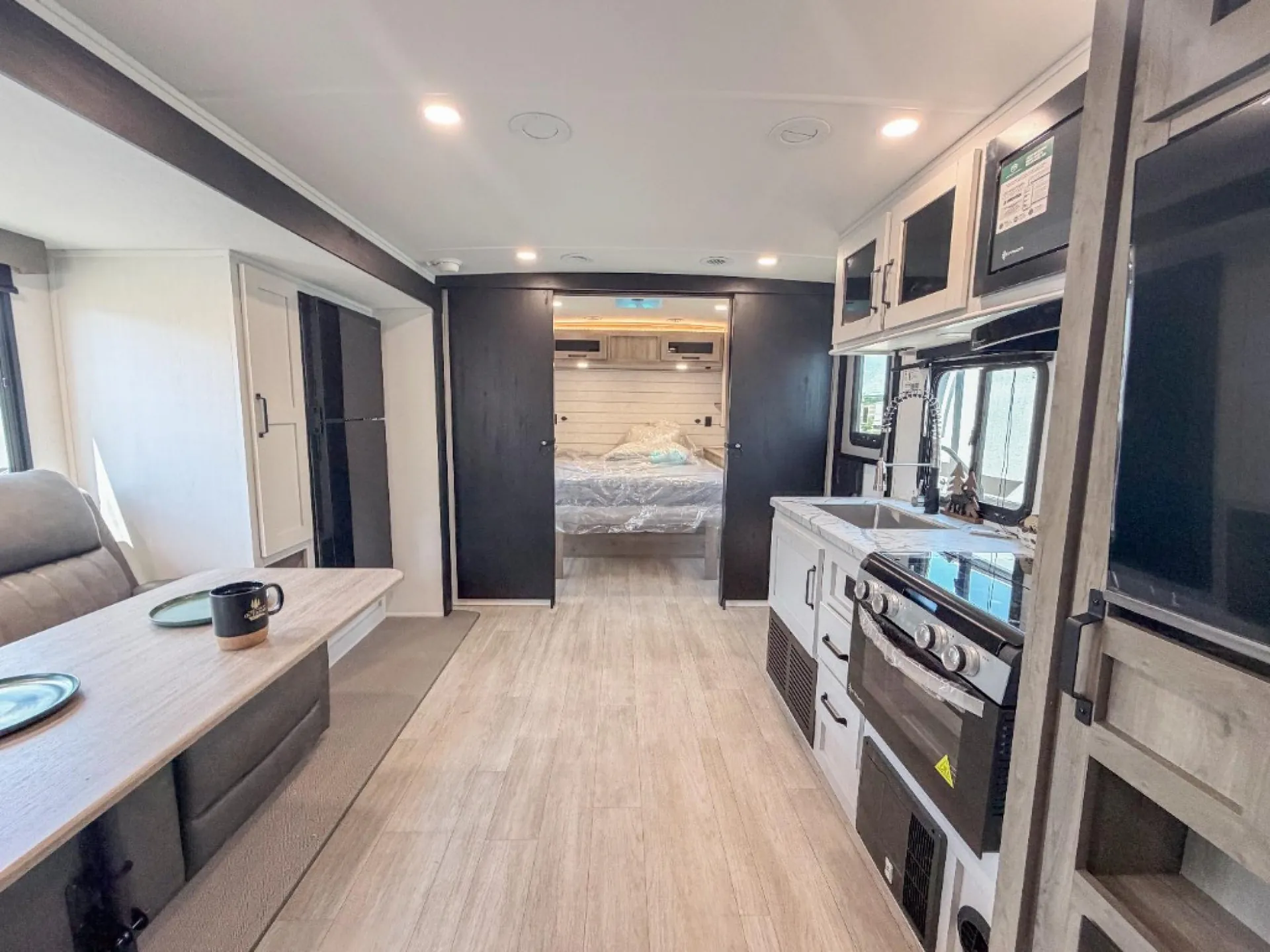 2027 Forest River Solaire 2420RBS - Photo 4