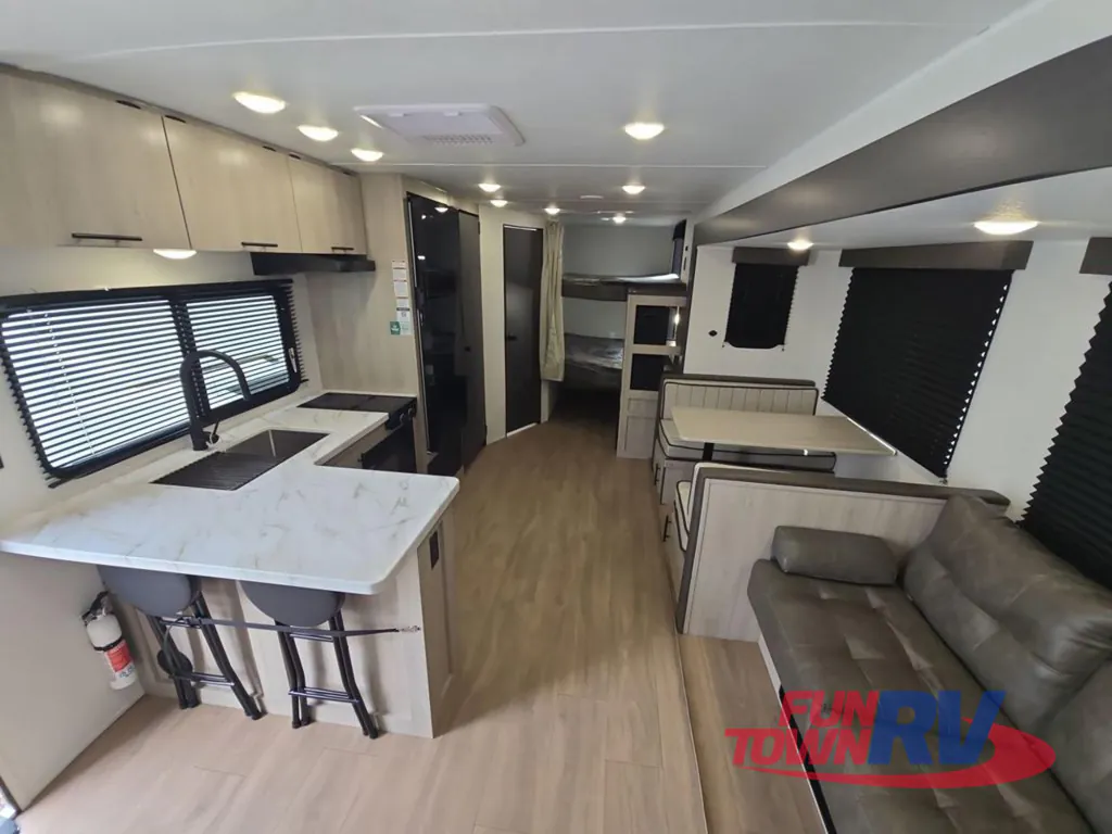 2027 East to West Della Terra 280BH, Photos photo 8