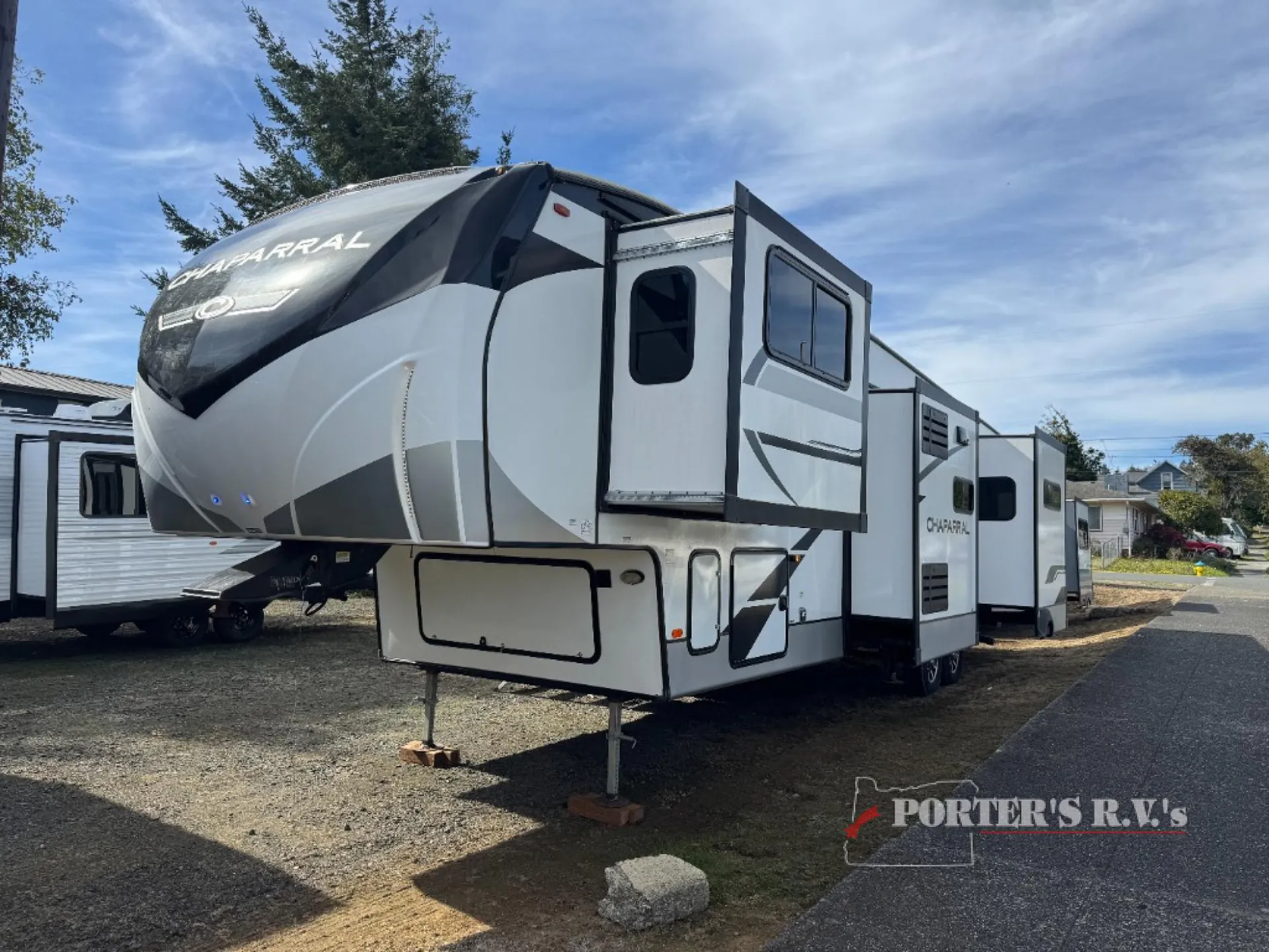2023 Coachmen Chaparral 334FL - Photo 2