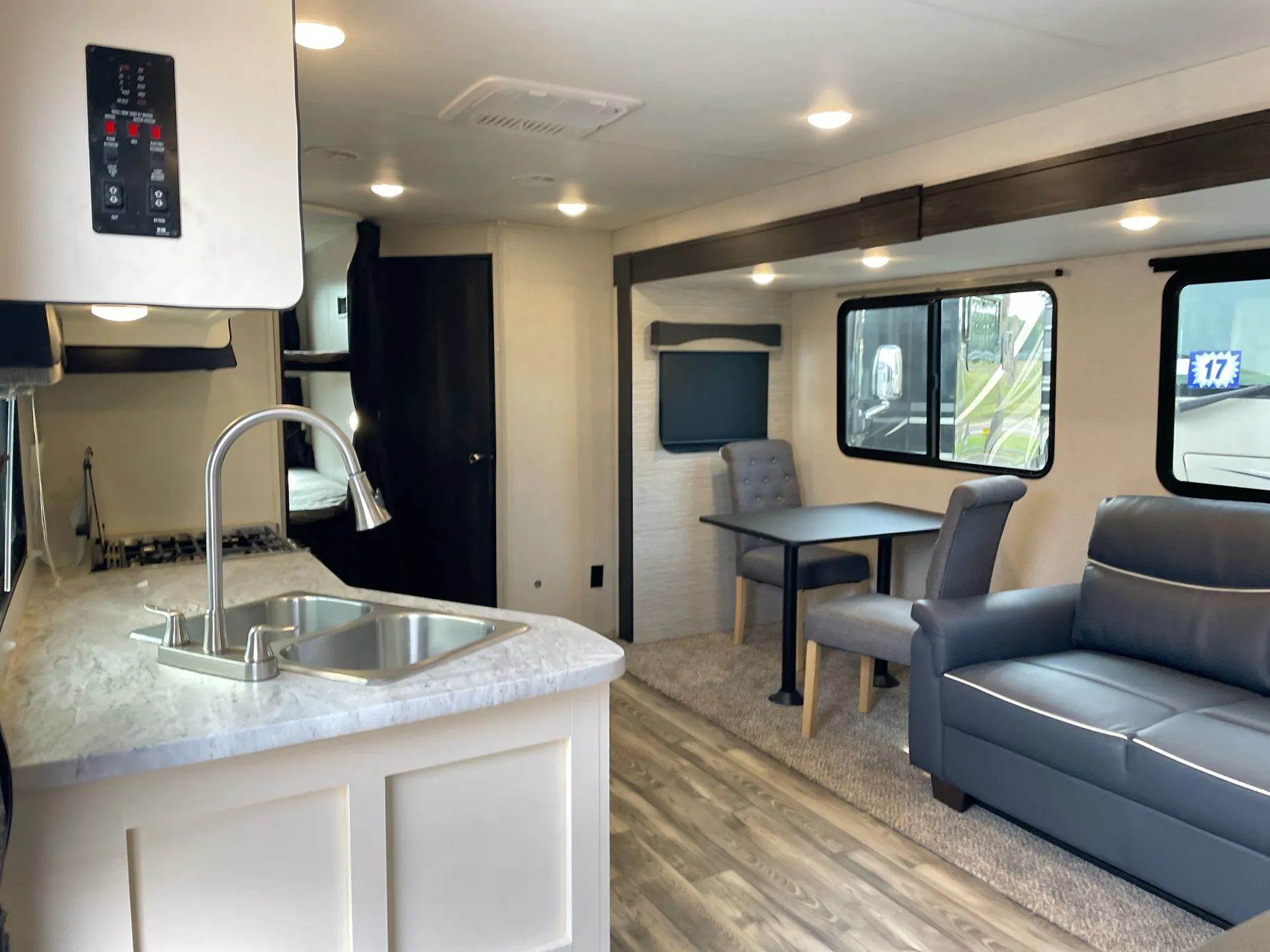 2022 Highland Ridge Range Lite 261BH — living area main