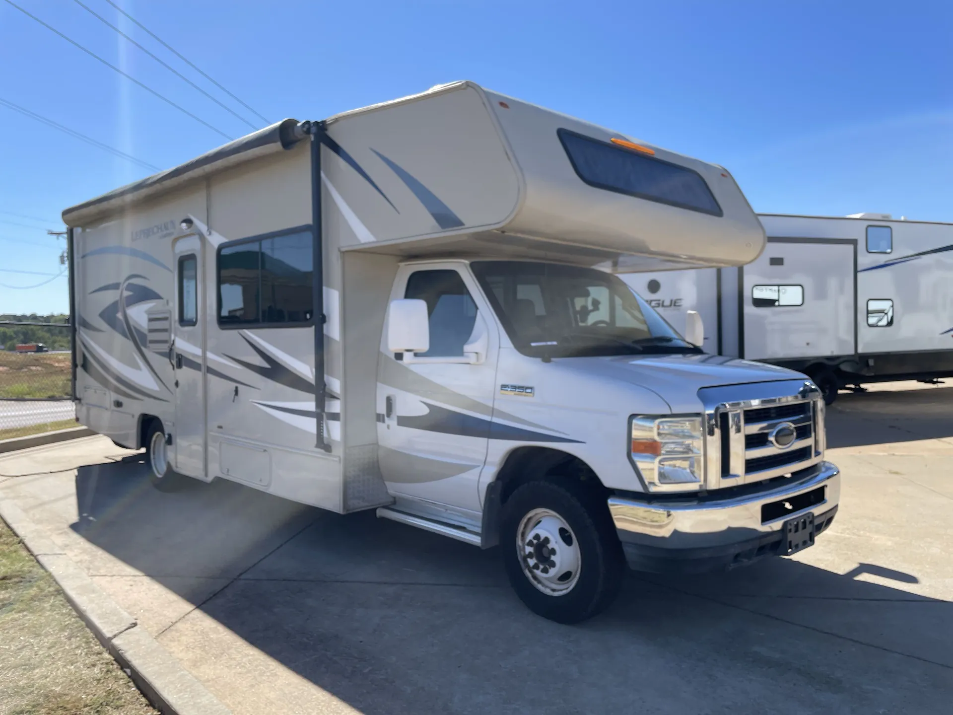 2015 Coachmen Leprechaun 260DS - Photo 2