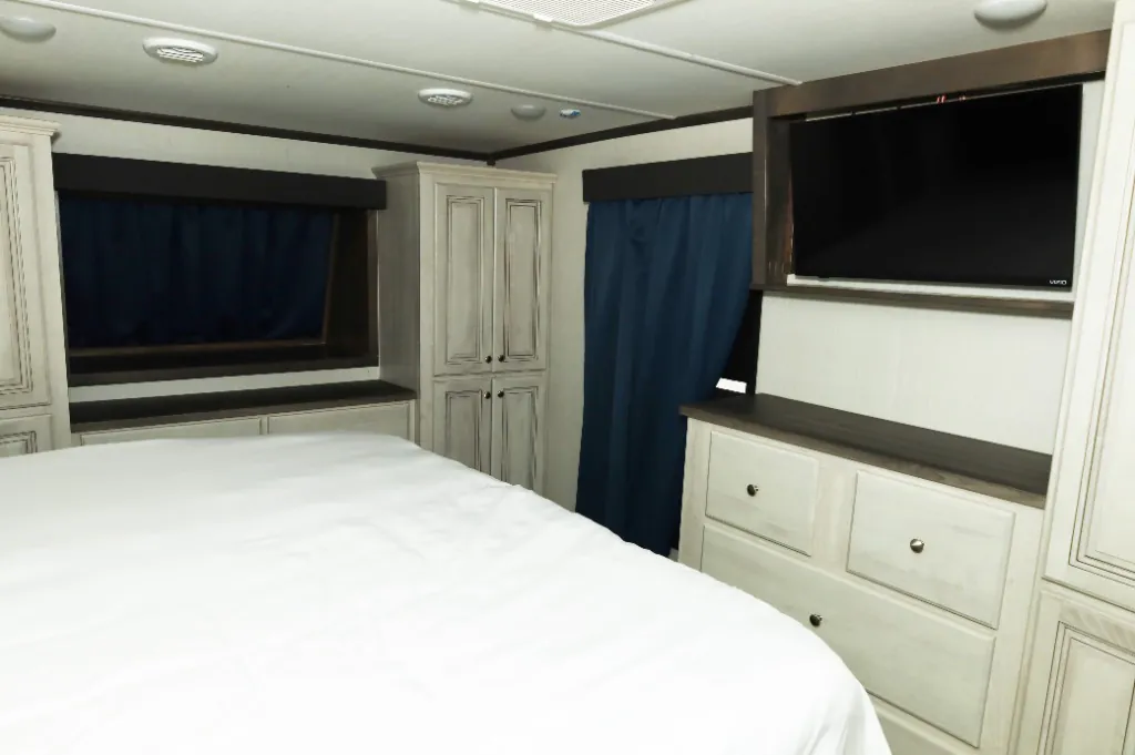 2023 Forest River Cardinal Luxury 380RLX, Photos photo 23