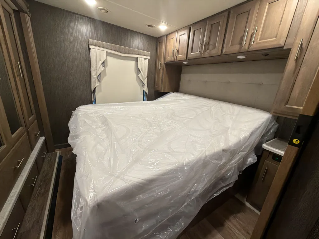2021 Thor Motor Coach Challenger 35MQ, Photos photo 16