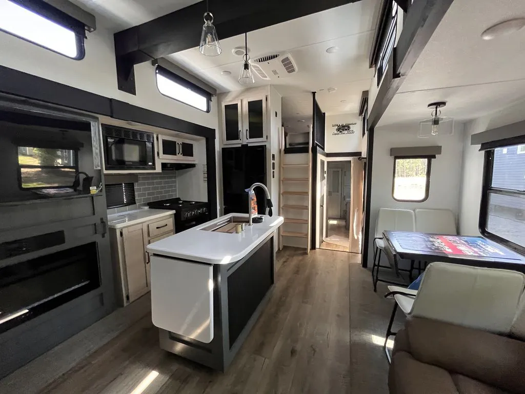 2027 Forest River Puma Vista 421LFT — Photo 6