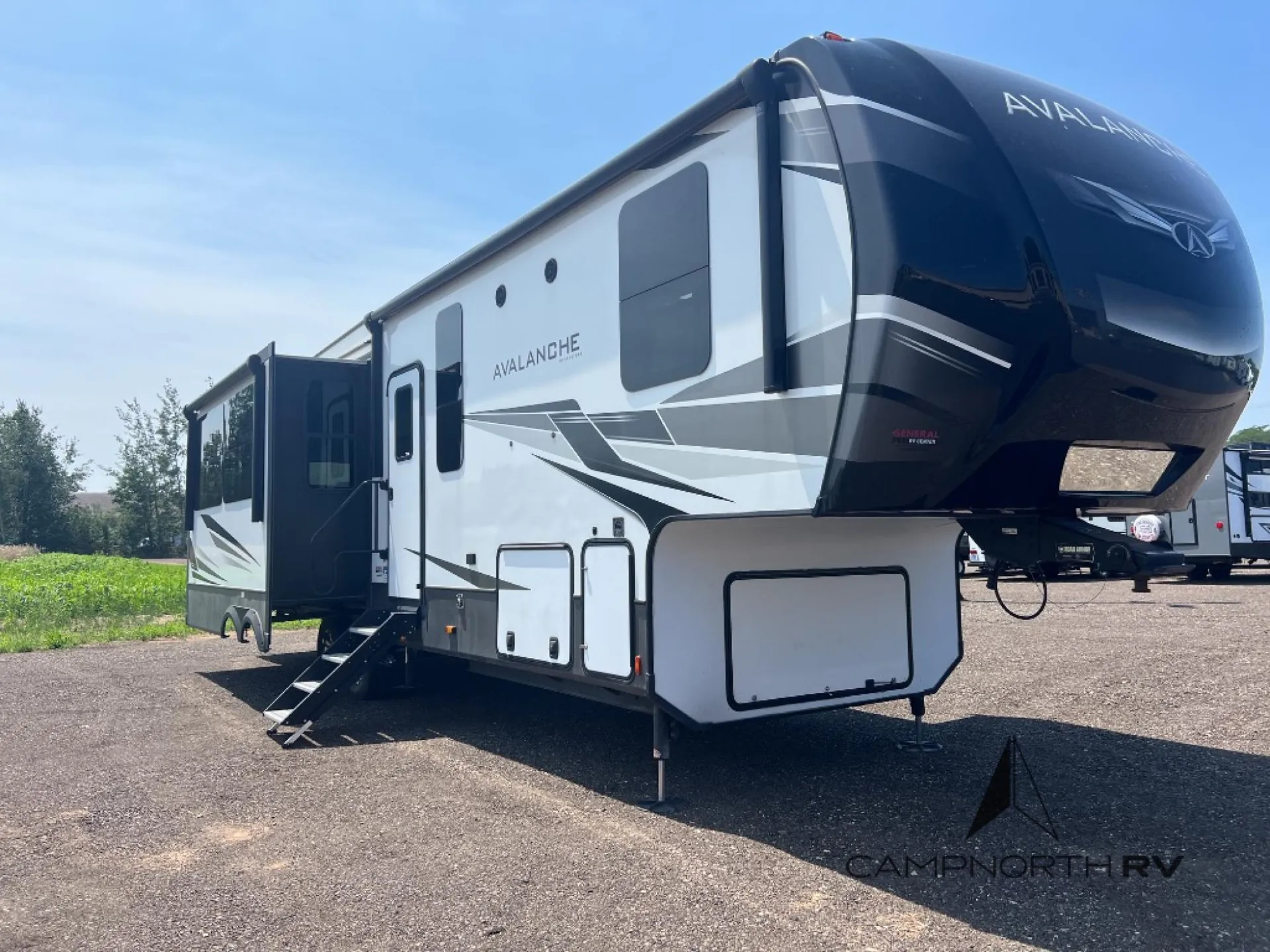 2021 Keystone Avalanche 322RL - Photo 2