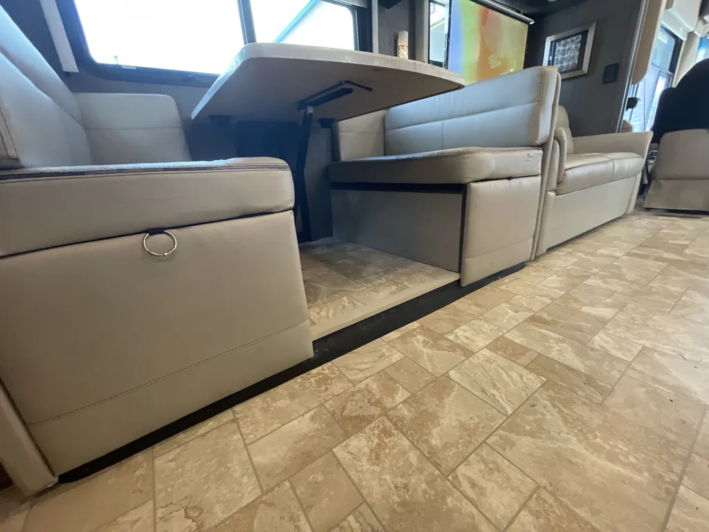 2021 Thor Motor Coach Challenger 35MQ, Photos photo 29
