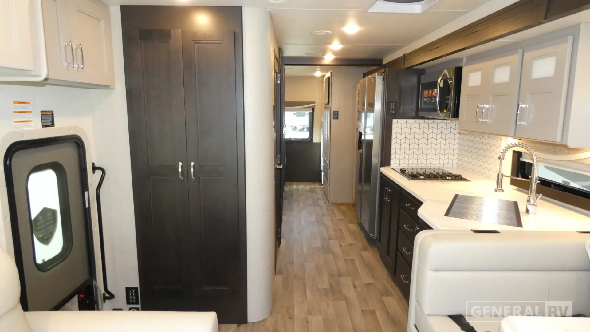2026 Thor Motor Coach Pasadena 34XG - Photo 3