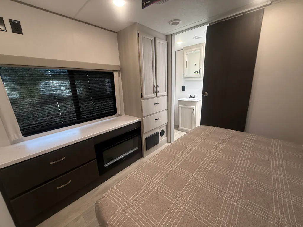 2027 Coachmen Catalina Legacy Edition 333DBDSCK, Photos photo 22