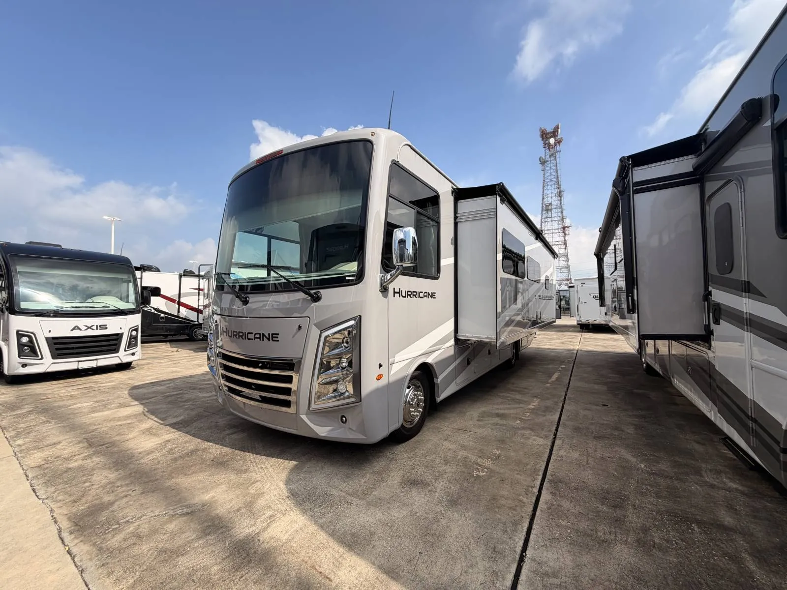 2027 Thor Motor Coach Hurricane 29L - Photo 2