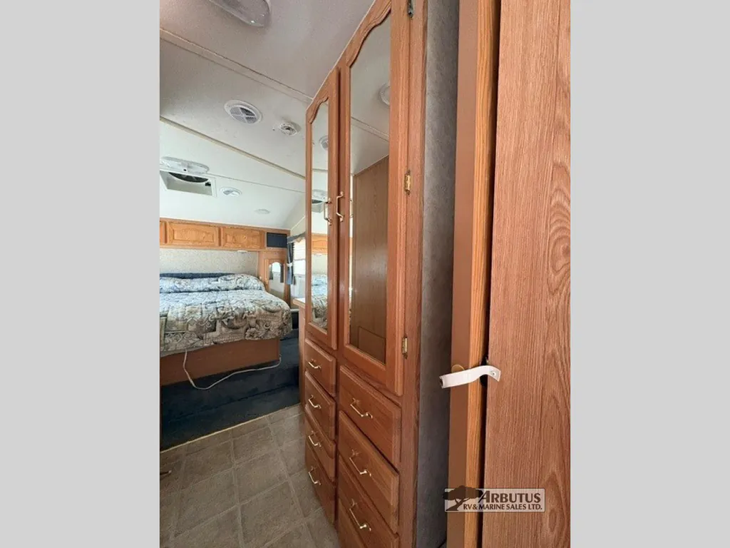 2005 Forest River Wildcat 27RL, Photos photo 16