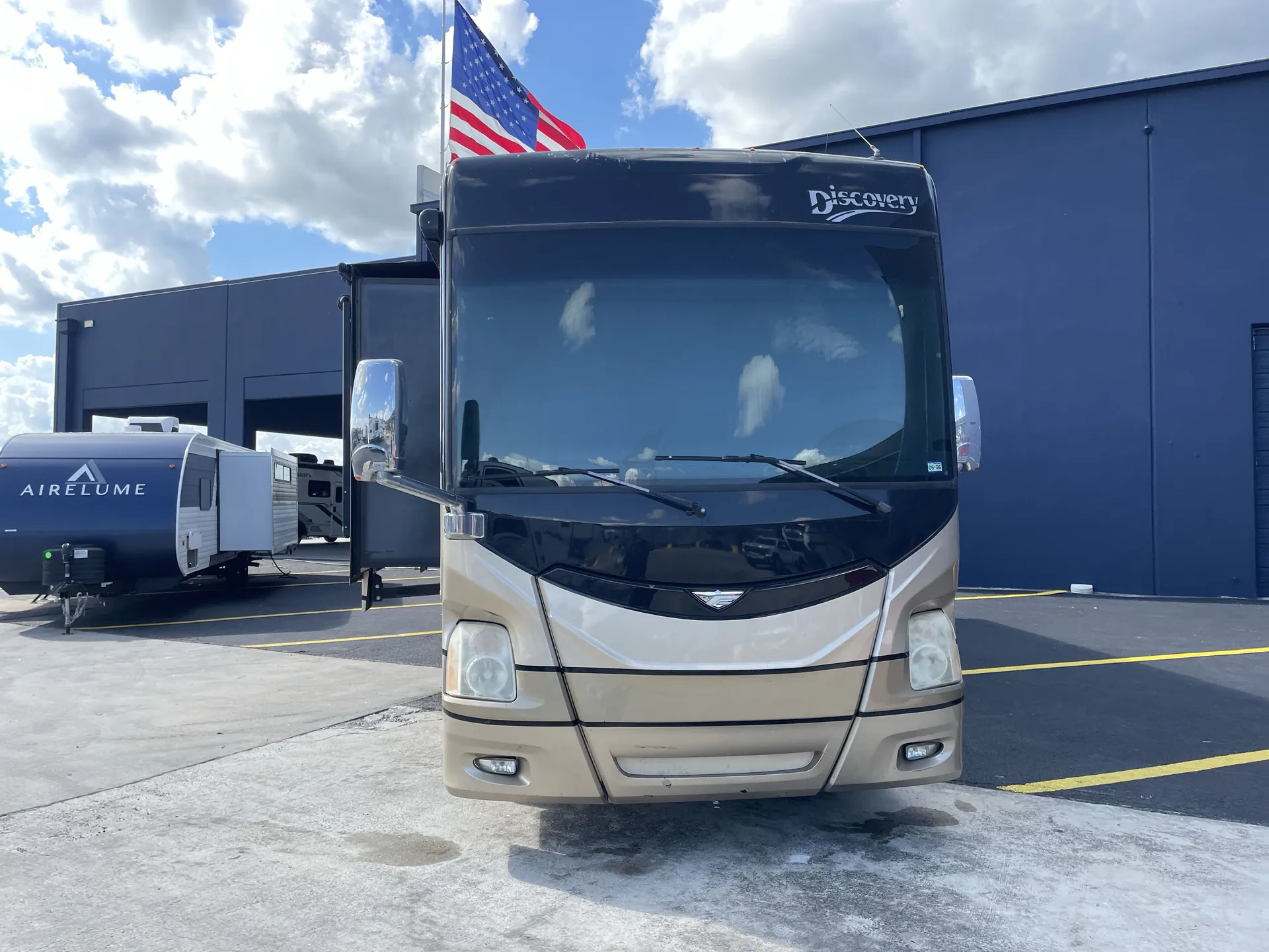 2014 Fleetwood Discovery 40E — front