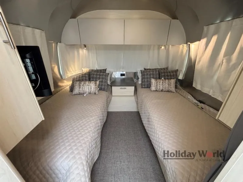 2026 Airstream Flying Cloud 27FB - Photo 3