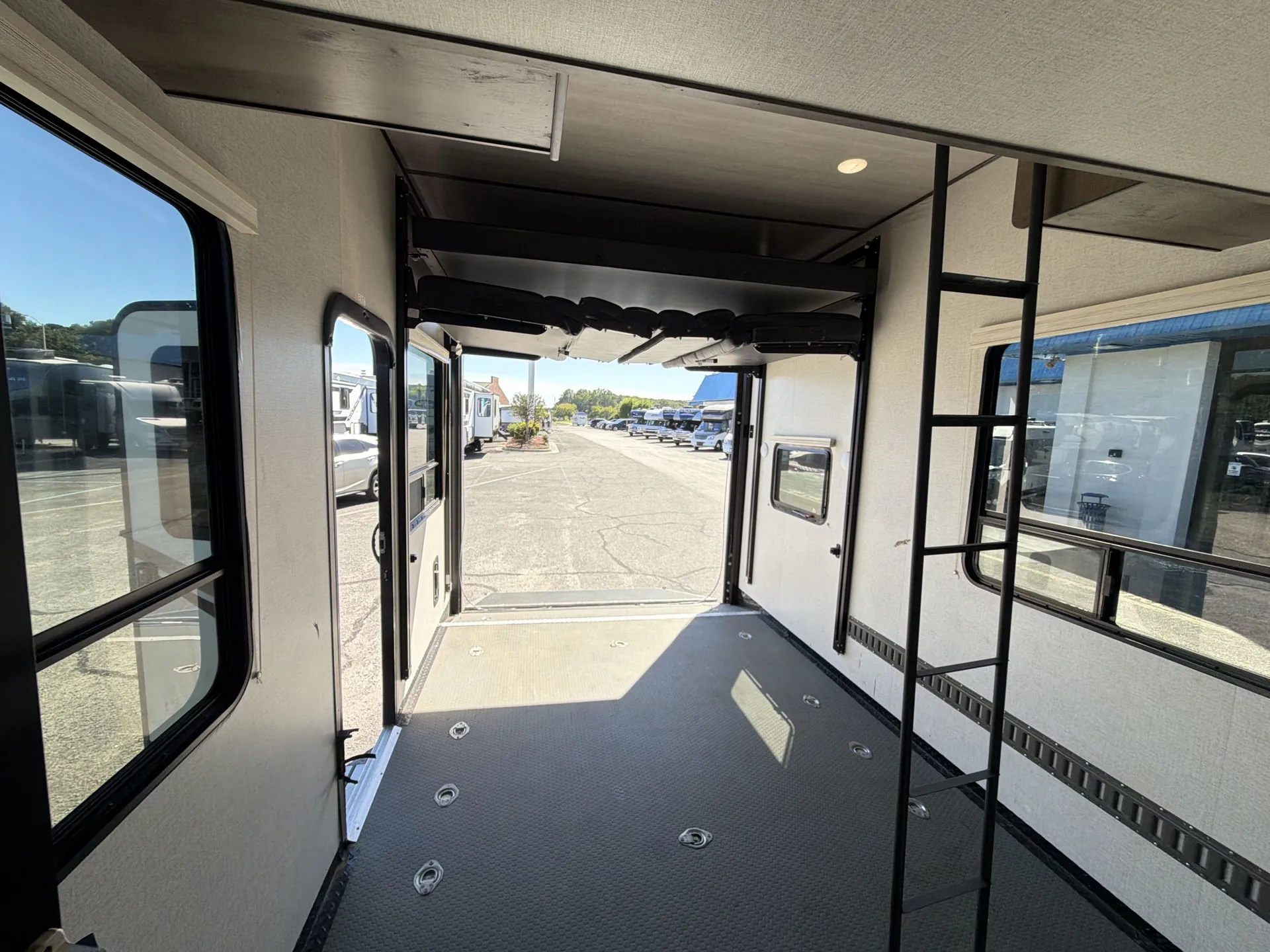 2020 Dutchmen Endurance 3956 — living area main