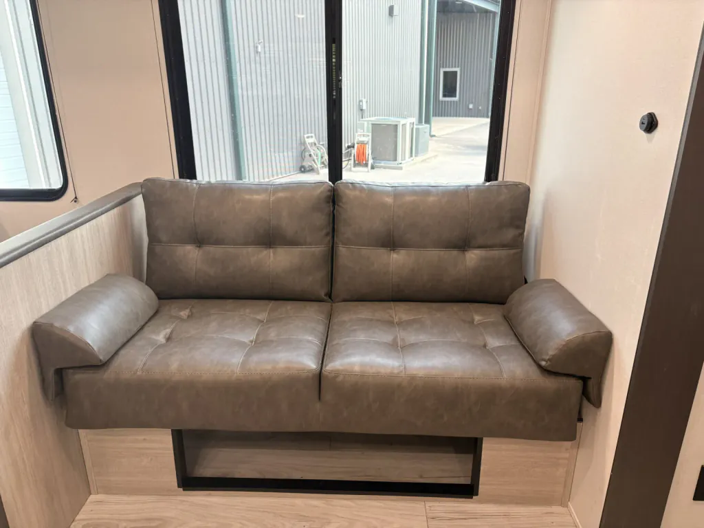 2027 East to West Della Terra 280BH, Photos photo 13