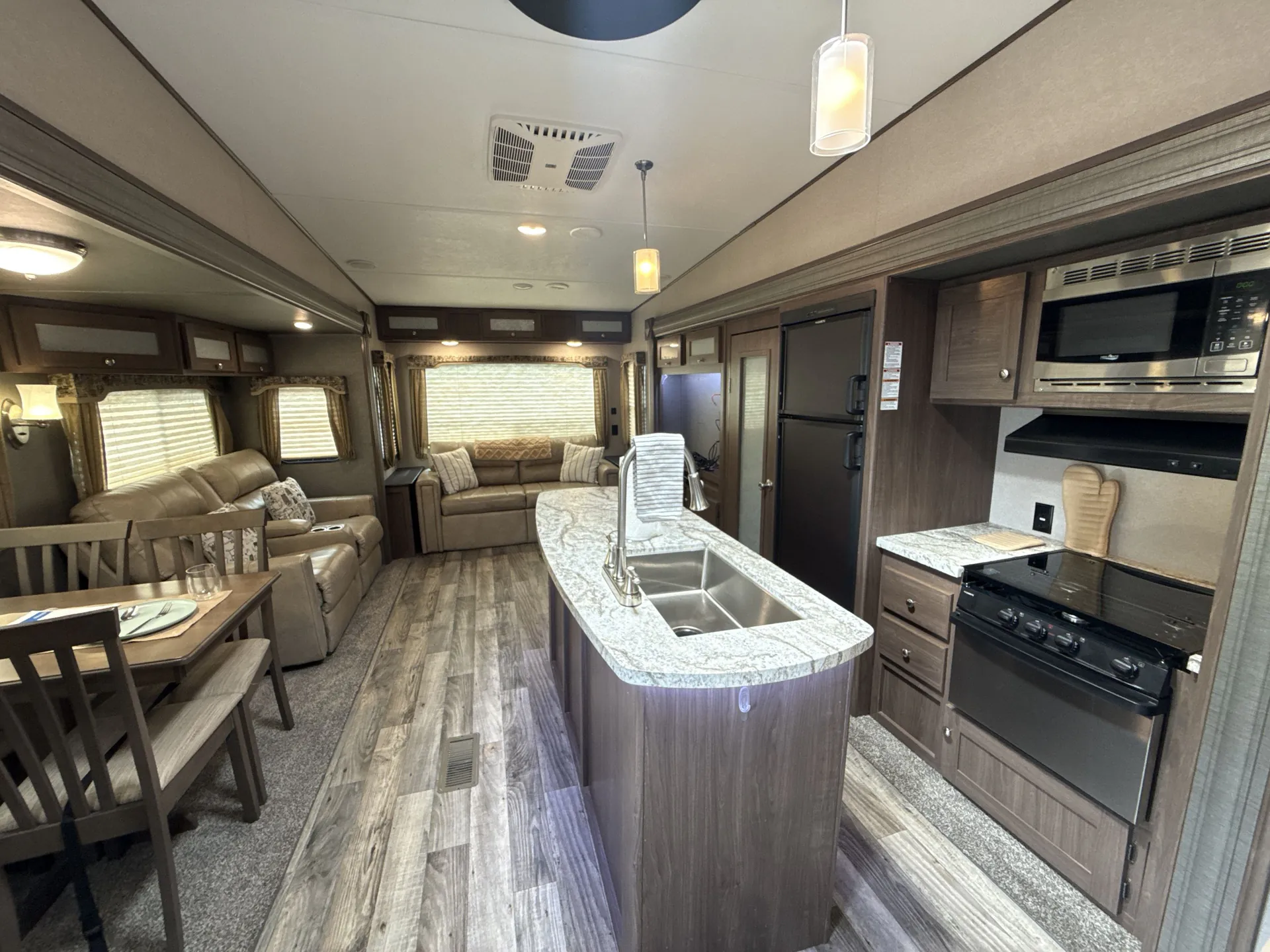 2018 Keystone Hideout 303RLI — living area main