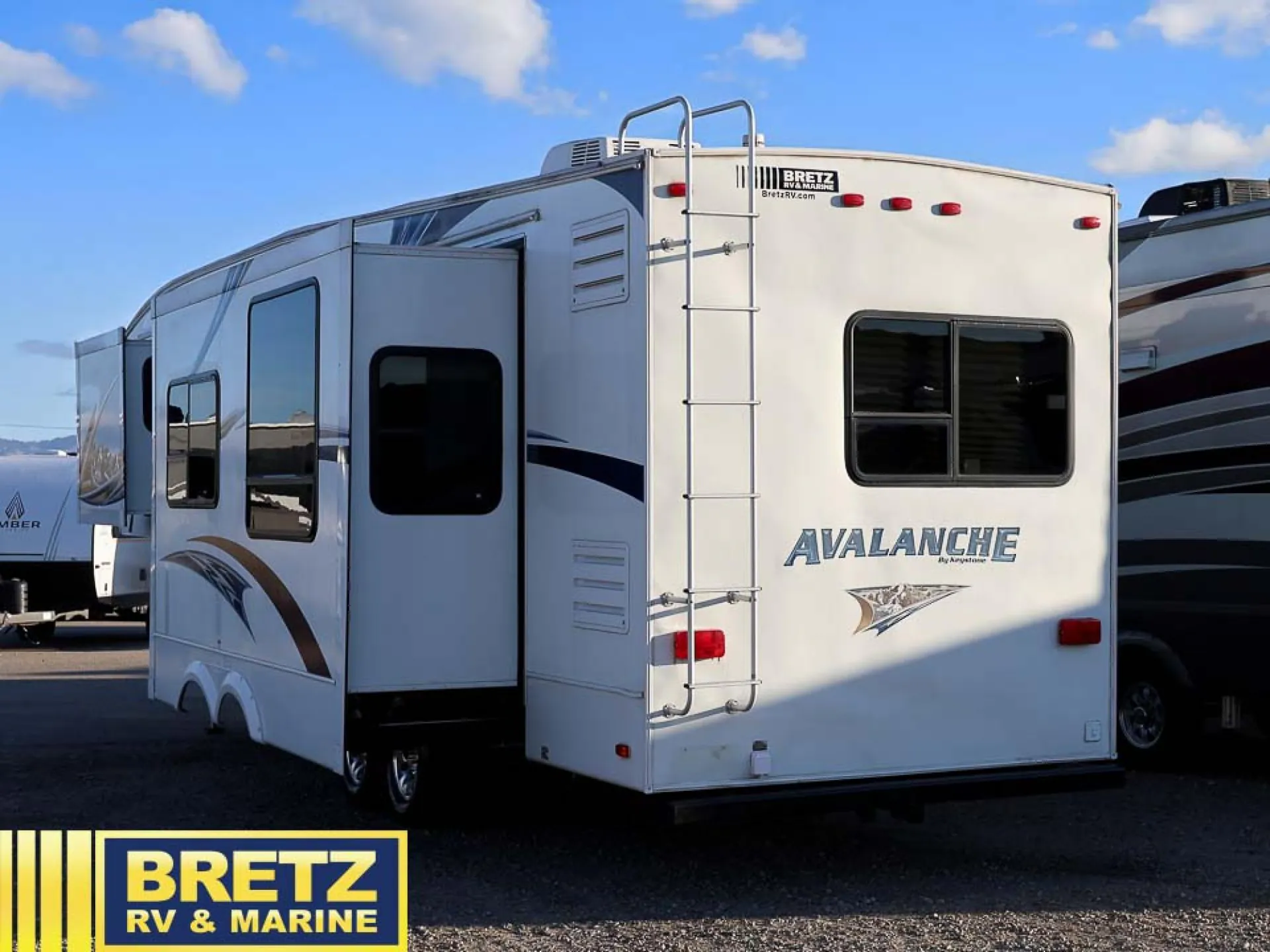 2011 Keystone Avalanche 320RK - Photo 4