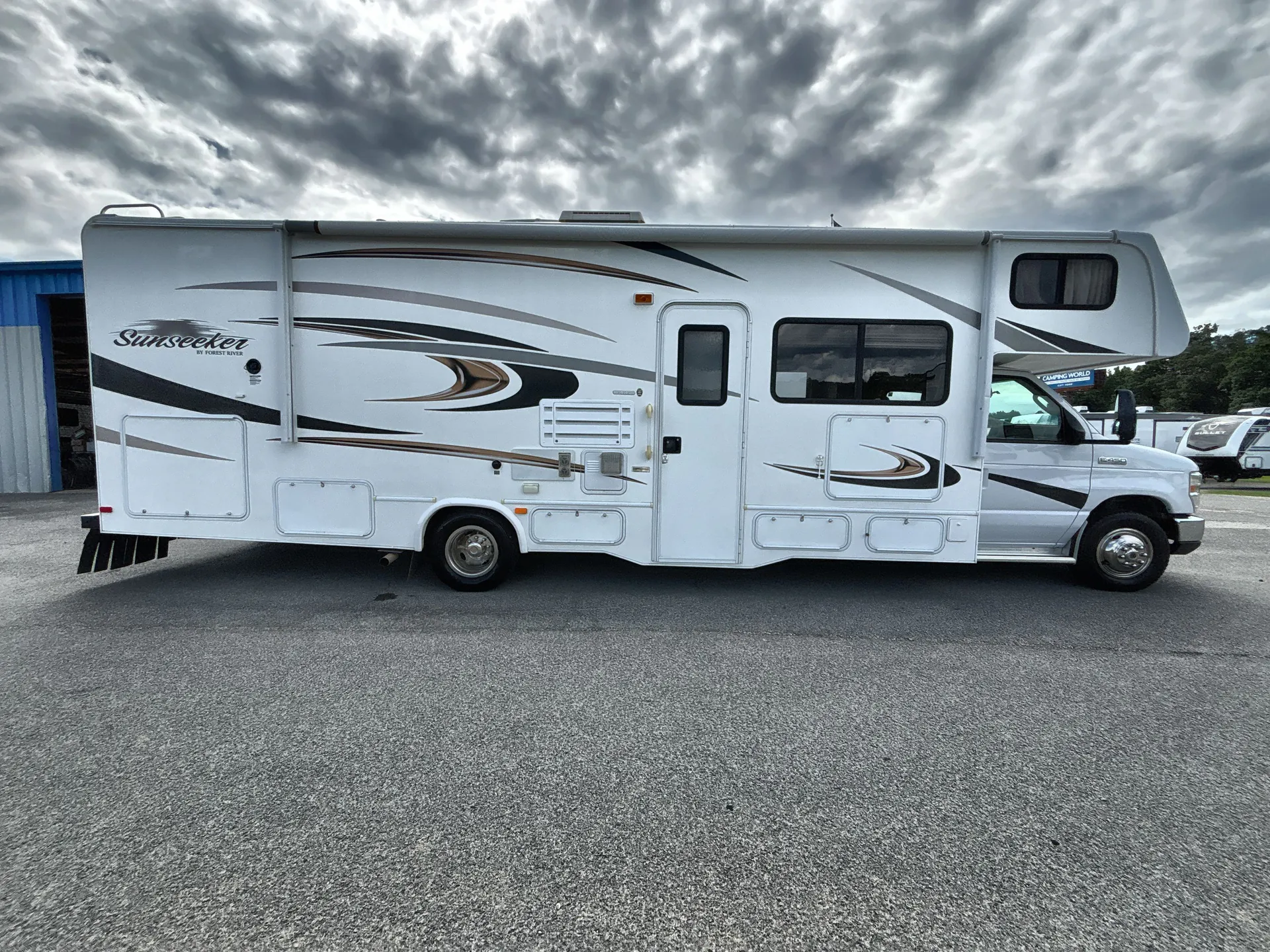 2013 Forest River Sunseeker 3050S — campside