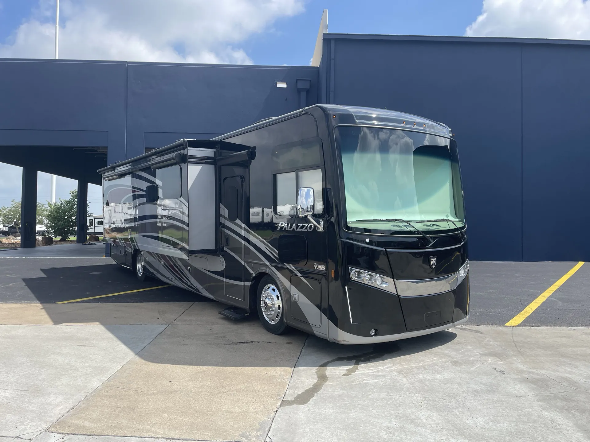 2021 Thor Motor Coach Palazzo 37.5 - Photo 2