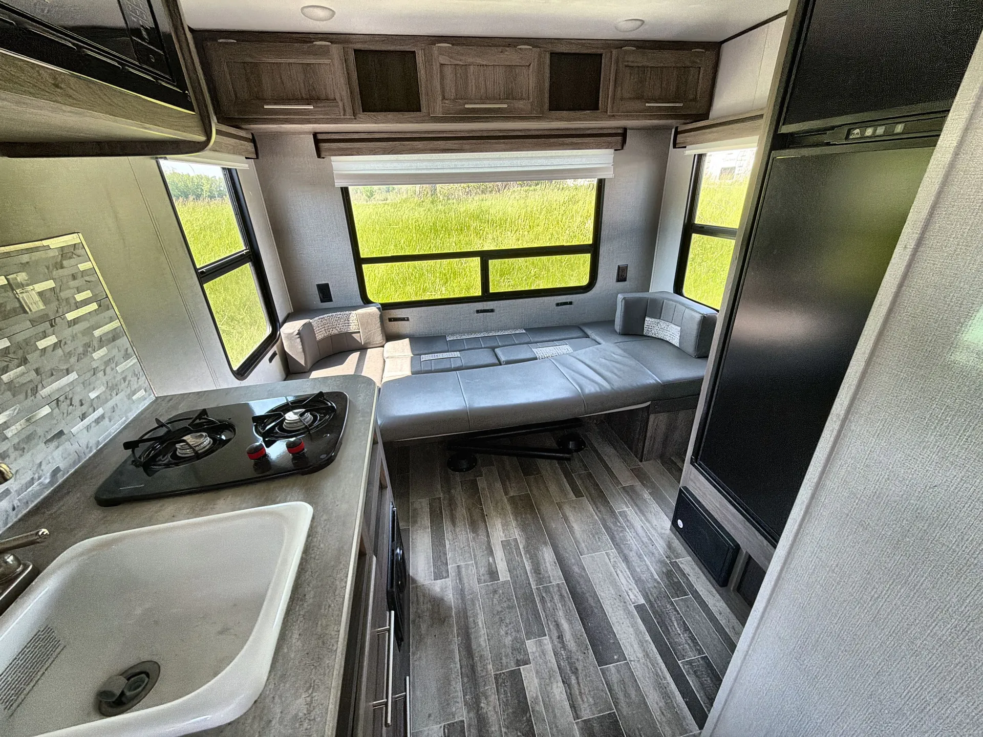 2021 CrossRoads Zinger Lite ZR18RD — living area main