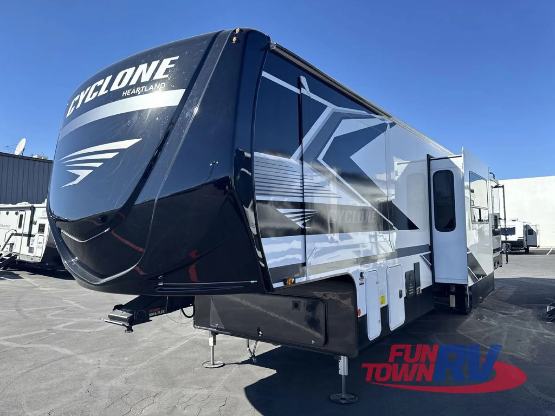 2026 Heartland Cyclone 3913 - Photo 4