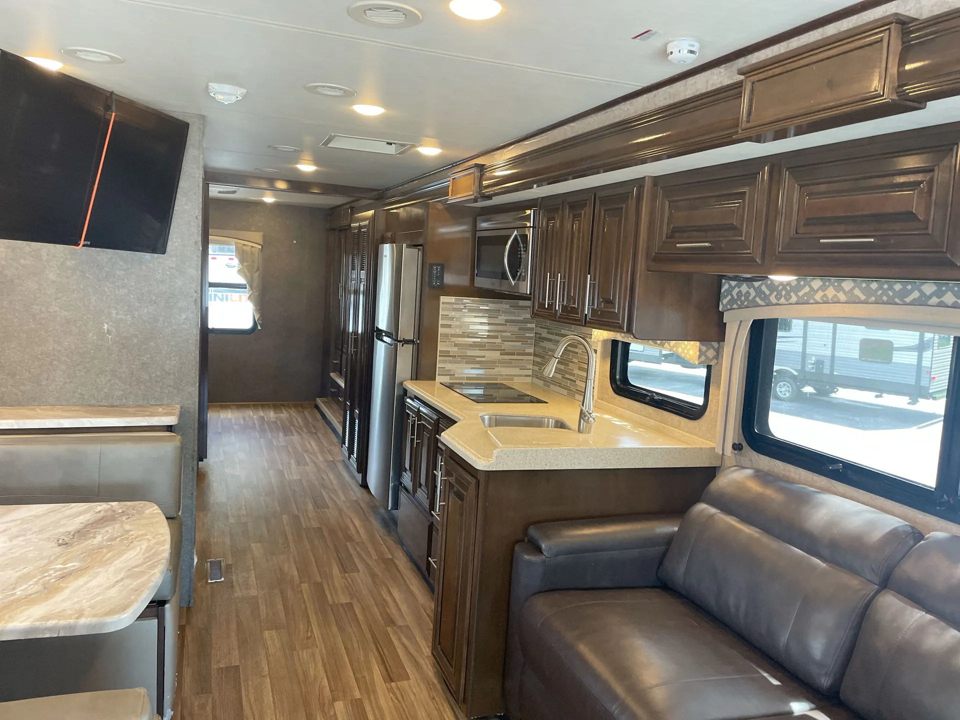 2019 Thor Motor Coach Miramar 32.2 — living area main