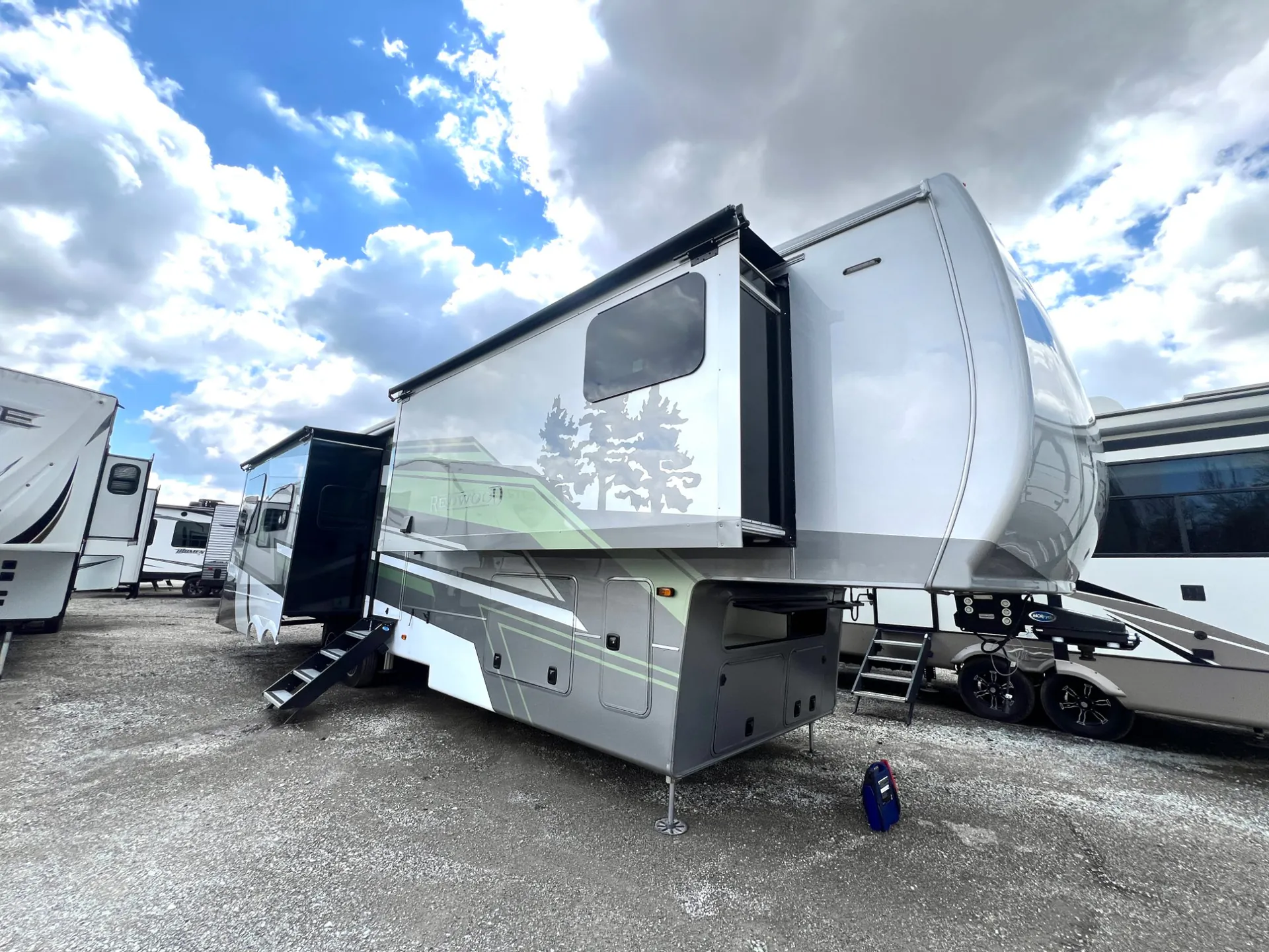 2025 CrossRoads Redwood 371RL - Photo 3