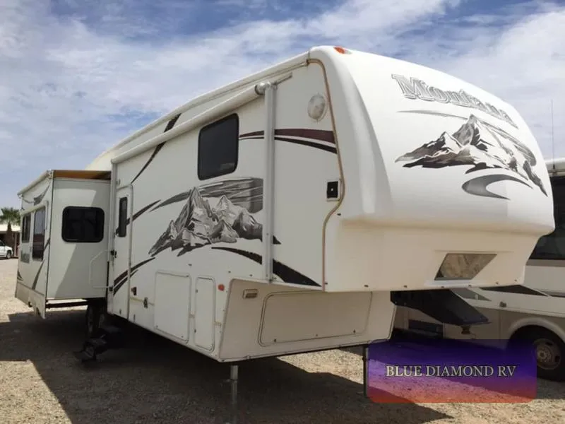 2006 Keystone RV Montana 3600RE - Photo 2