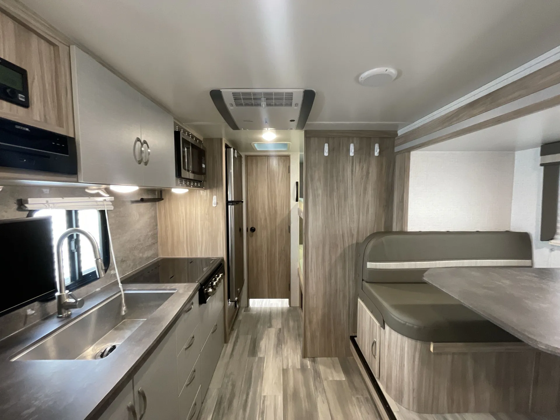 2022 Winnebago Micro Minnie FLX 2100BH — front
