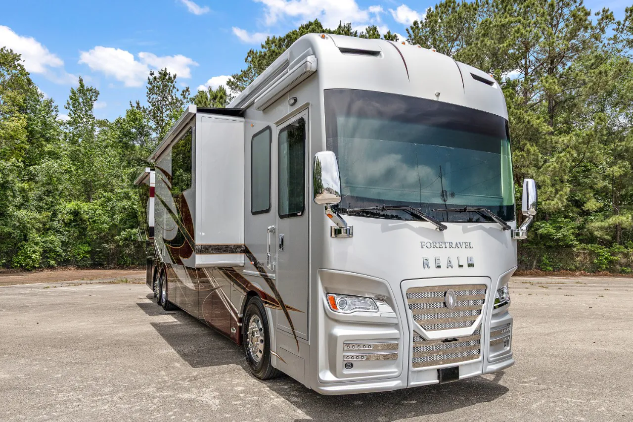 2027 Foretravel REALM FS605 LV2 - Photo 2