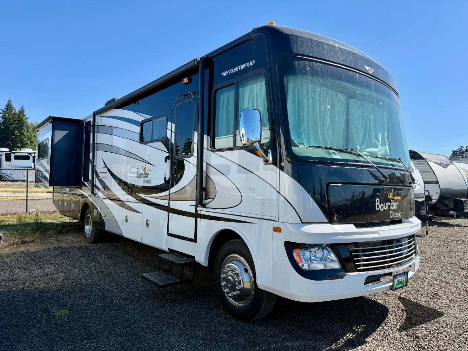 2012 Fleetwood Bounder Classic 36R - Photo 2