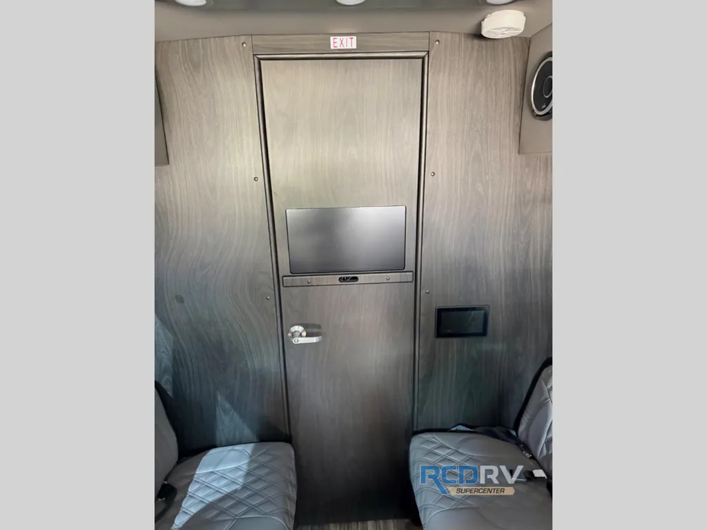 2025 Midwest Automotive Designs Luxe Cruiser D4, Photos photo 15