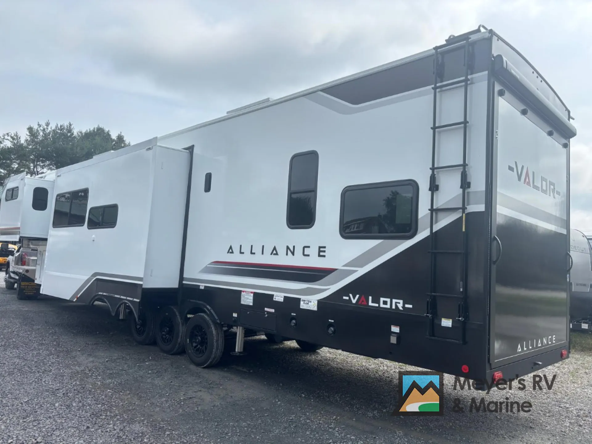 2027 Alliance RV Valor 4213 - Photo 3