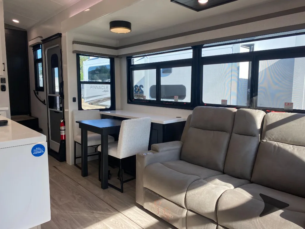 2027 Jayco Pinnacle 32RLTS, Photos photo 6