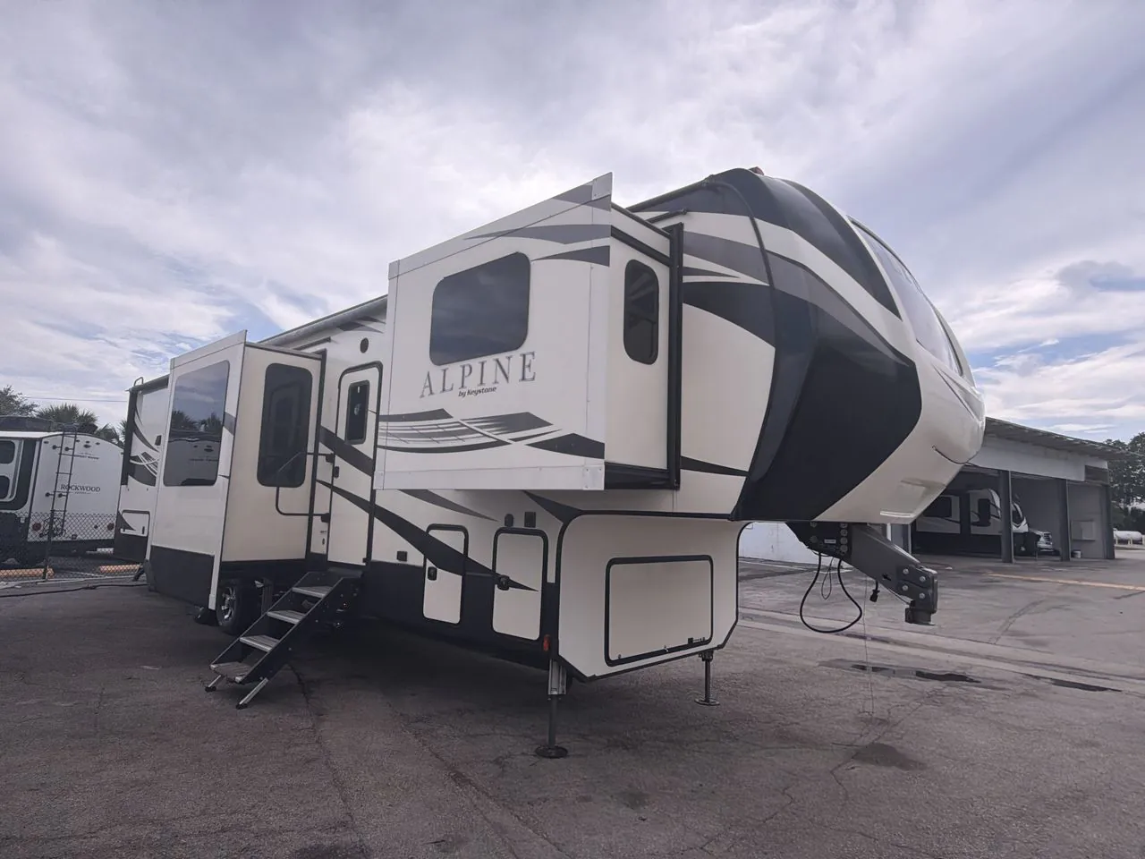 2019 Keystone Alpine 3700FL - Photo 3
