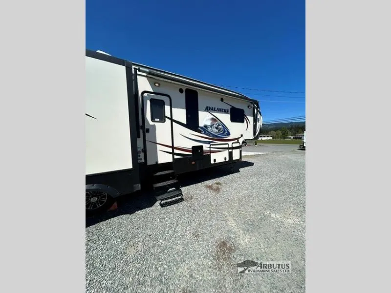 2015 Keystone Avalanche 360RB - Photo 2