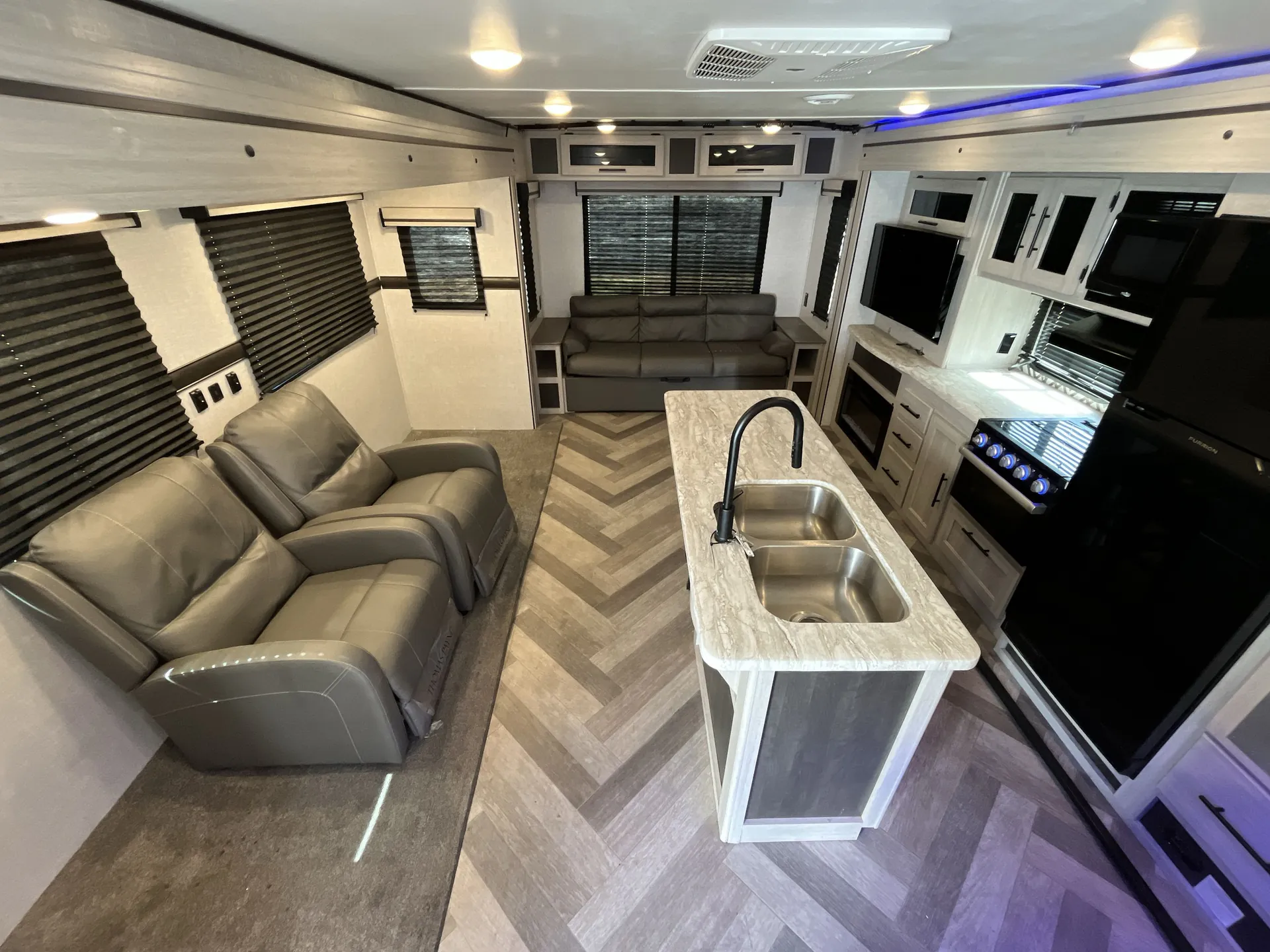 2023 CrossRoads Zinger 380FB — living area main