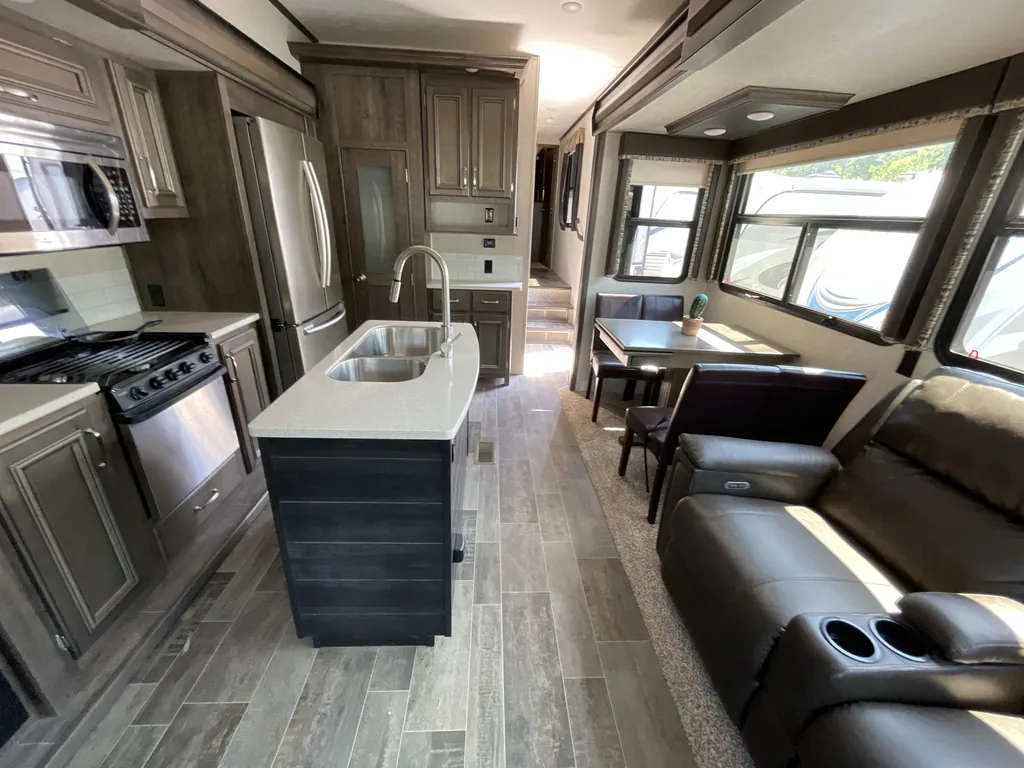 2018 Keystone Montana High Country 385BR, Photos photo 3