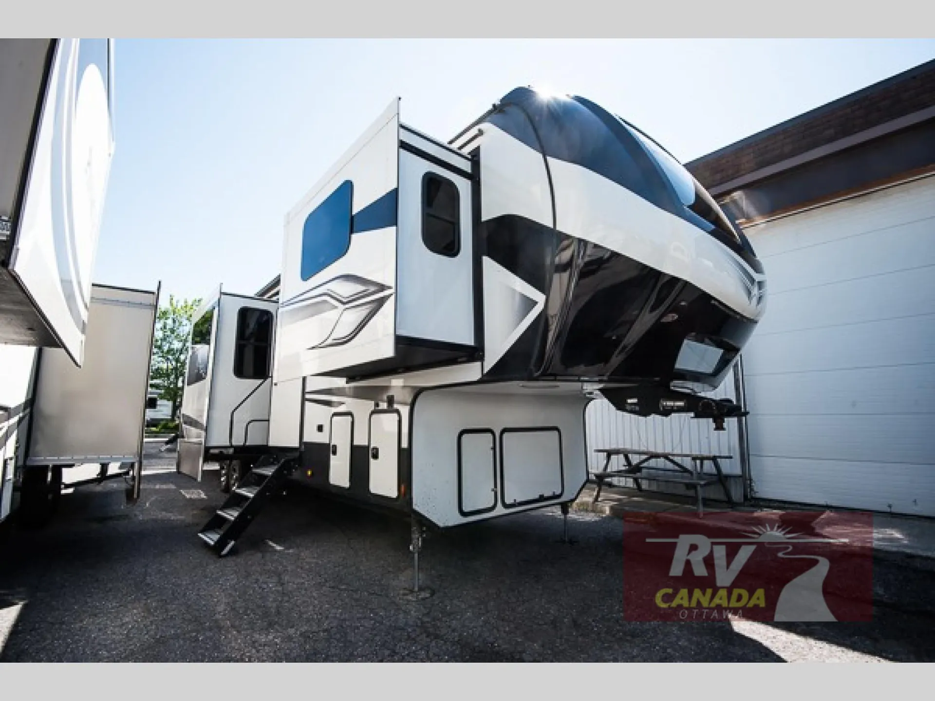 2022 Keystone Alpine 3700FL dealer photo 1 from RV Canada Ottawa